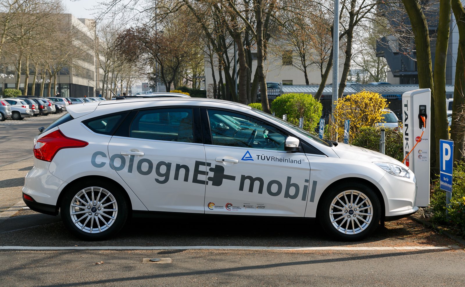 Home EV Charger Installation Cost UK 2026: 7kW vs 22kW Prices, Grants & Regulations
